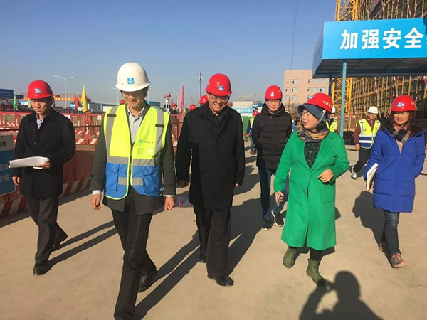 西安高新區(qū)紀工委王寬讓到西安國際醫(yī)學中心工地調研