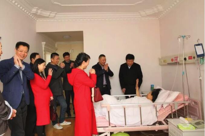 大年初一！公司領(lǐng)導(dǎo)為堅守崗位的員工拜年！