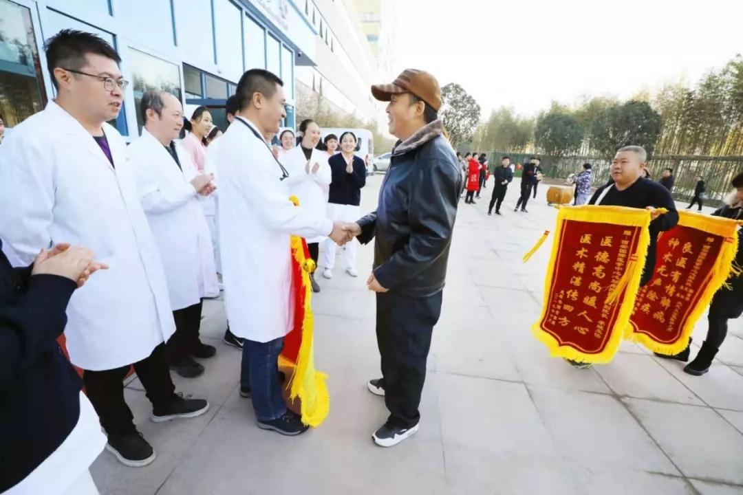 三秦網(wǎng)報(bào)道—西安國際醫(yī)學(xué)中心醫(yī)院創(chuàng)奇跡 老賈康復(fù)出院敲鑼打鼓送錦旗