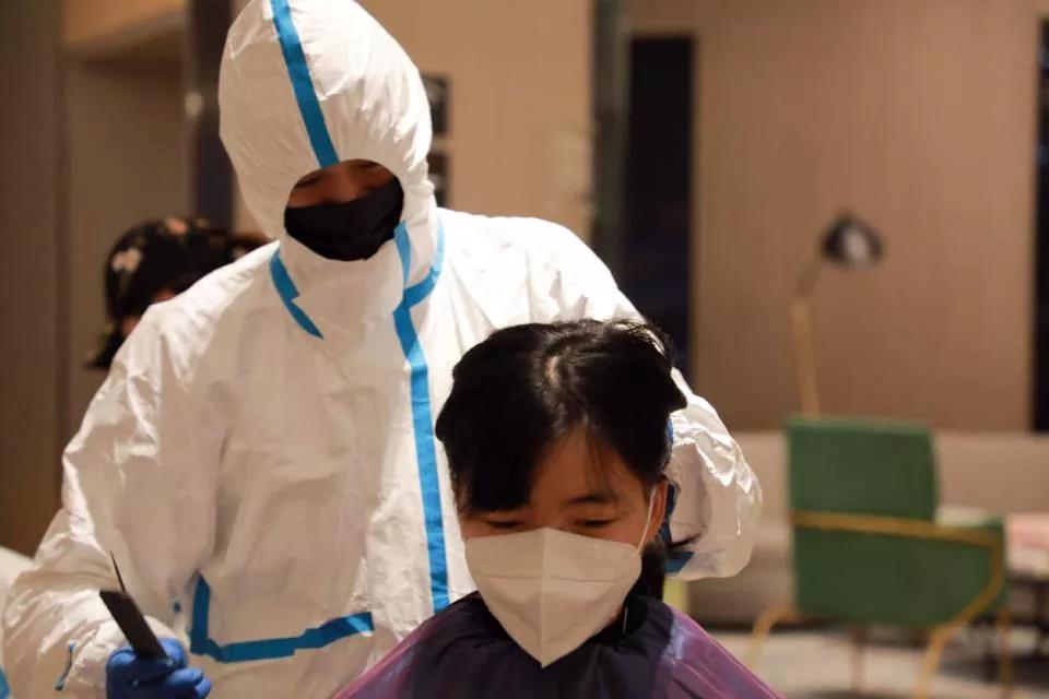 100多位赴武漢醫(yī)療隊女隊員“削”掉秀發(fā) ——武漢市委秘書長說，疫情過去一定為你們請功！