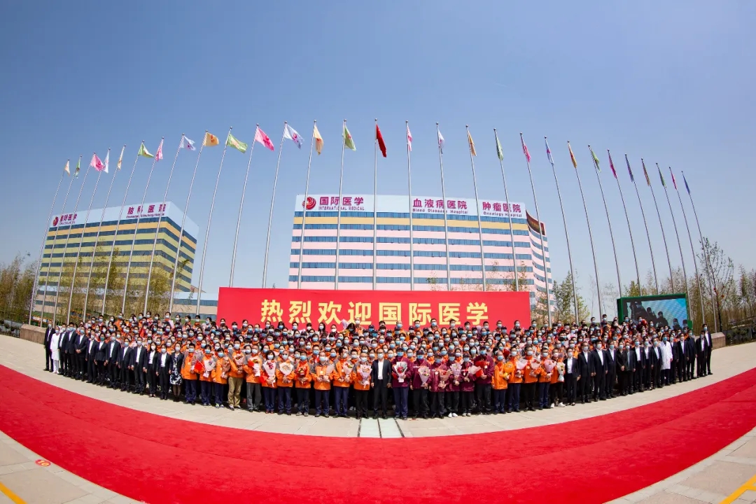 這一刻等了太久——西安國際醫(yī)學330名醫(yī)療隊員解除隔離和親人相擁