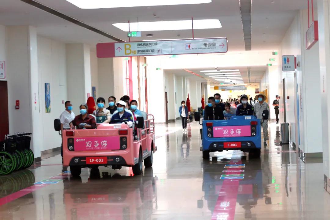 曖心“招手?！背蔀獒t(yī)院一道亮麗的風(fēng)景線