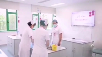 護士在培訓(xùn)中心練習(xí)靜脈采血