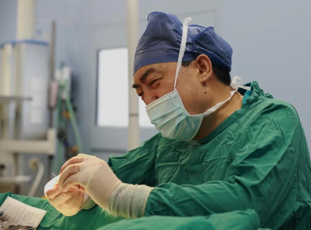 “中國器官再造第一人”郭樹忠教授用三根肋骨雕刻成“耳朵”！