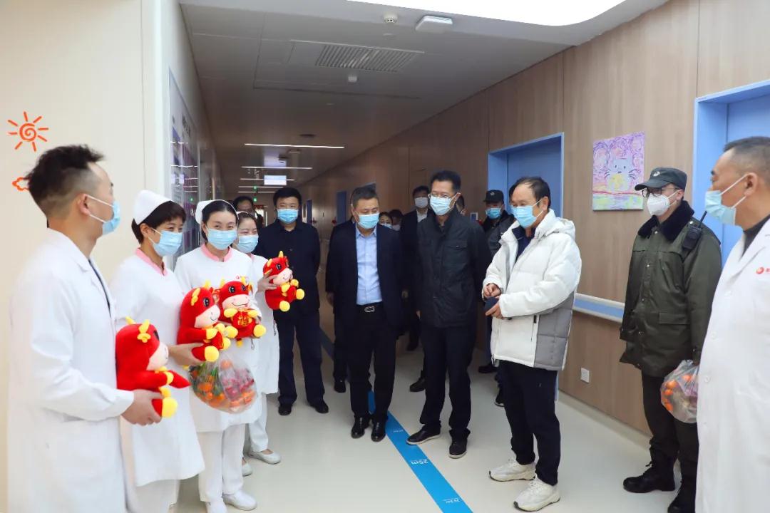 真溫暖！這家醫(yī)院除夕送餃子送祝福……國際醫(yī)學(xué)集團(tuán)及醫(yī)院領(lǐng)導(dǎo)一行慰問堅(jiān)守“醫(yī)”線醫(yī)護(hù)人員及住院患者
