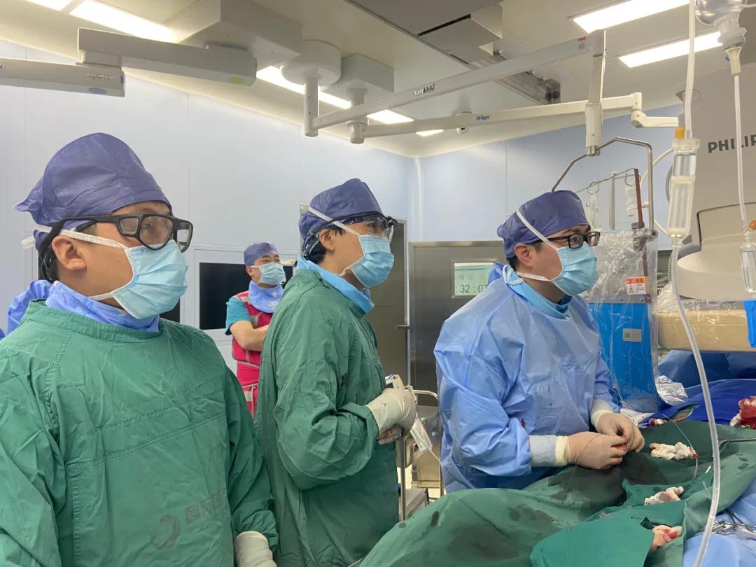 心外心內(nèi)聯(lián)手 眾教授合作 心臟病醫(yī)院采用微創(chuàng)技術(shù)成功為一名患者實(shí)施了主動脈瓣置換手術(shù)