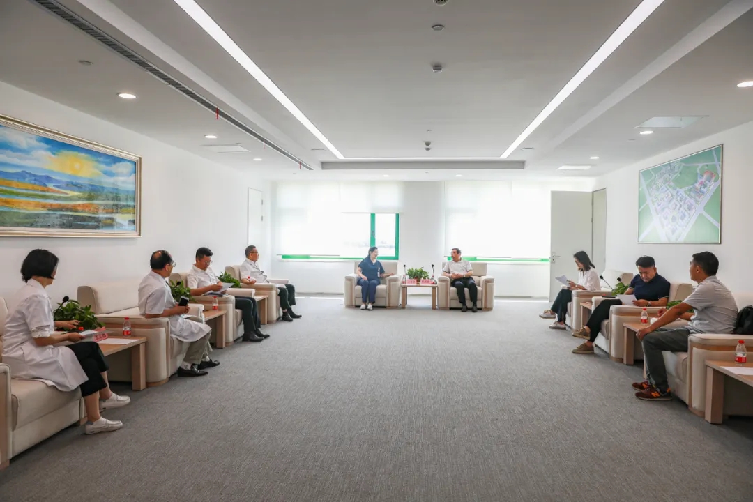 陜西省老齡產(chǎn)業(yè)協(xié)會(huì)執(zhí)行會(huì)長侯培琪一行來醫(yī)院參觀考察