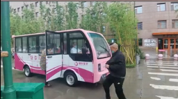 暖心！醫(yī)院下雨天安排擺渡車