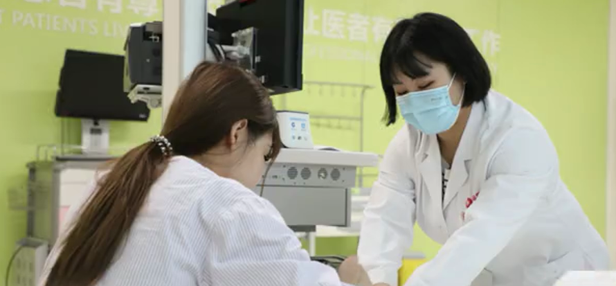 出院手續(xù)床前辦理，“移動(dòng)結(jié)算車”便民又惠民！