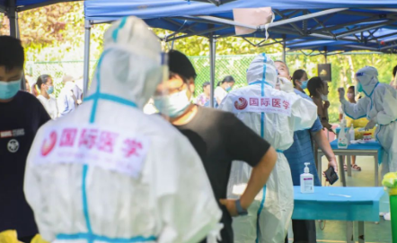 泡白的雙手，濕透的衣服，高溫天氣下的這些“大白”讓人心疼