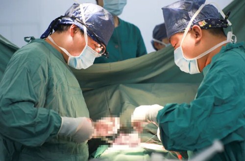 復(fù)診首日，市民排隊(duì)掃碼，有序就診……