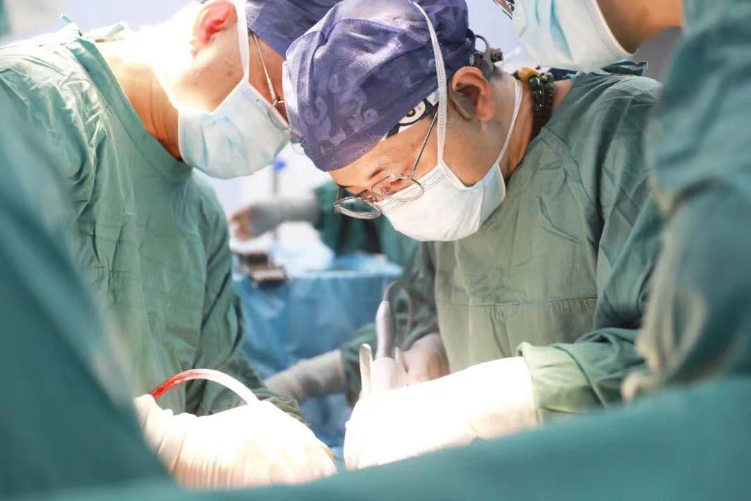 “小小”痔瘡?fù)蝗话l(fā)難，壯年小伙兒直呼救命！