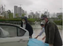 大雨天突遇車禍，從安保到醫(yī)護(hù)人員接力營救