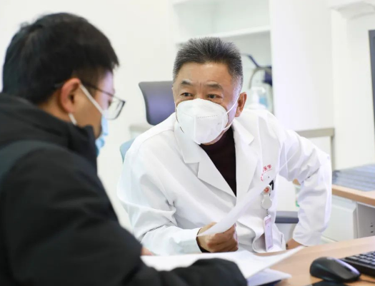 他們日夜堅守，為患者照亮就診之路