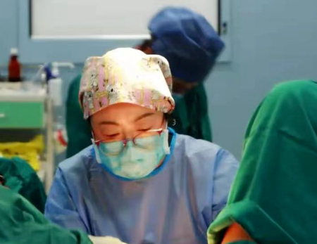 甘肅孕婦星夜兼程400公里，醫(yī)生連夜“環(huán)扎”保胎兒