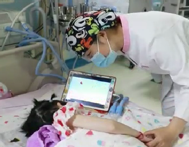 六一兒童節(jié)，ICU內(nèi)醫(yī)護(hù)為小患者扎辮子