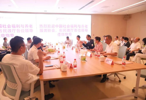 中國(guó)社會(huì)福利與養(yǎng)老服務(wù)協(xié)會(huì)馮曉麗會(huì)長(zhǎng)及陜西省民政廳李智遠(yuǎn)廳長(zhǎng)一行蒞臨國(guó)際醫(yī)學(xué)參觀指導(dǎo)