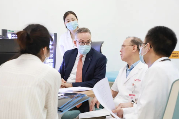 門診、查房、學(xué)術(shù)交流……全美排名第一的妙佑醫(yī)療國(guó)際專家團(tuán)隊(duì)參與“首屆國(guó)際醫(yī)學(xué)高峰論壇”國(guó)際診療日活動(dòng)