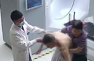 驚險！患者險些跌倒，醫(yī)生跳過治療床扶患者