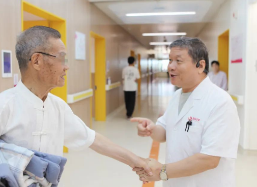 大醫(yī)之道 | 賈宗良：穿上白大褂，患者永遠(yuǎn)都是第一位