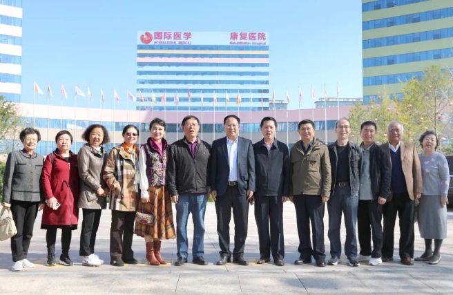 北上廣深醫(yī)學(xué)專(zhuān)家來(lái)我院參觀(guān)交流