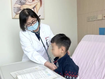 支原體肺炎來了！住院扎堆，學(xué)習(xí)桌搬到病房，孩子邊寫作業(yè)邊打點(diǎn)滴