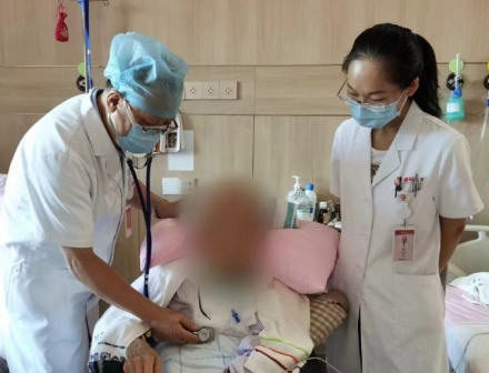 多次渡過(guò)險(xiǎn)關(guān)，身患重疾的92歲老人在醫(yī)院度過(guò)了四個(gè)不平凡的生日