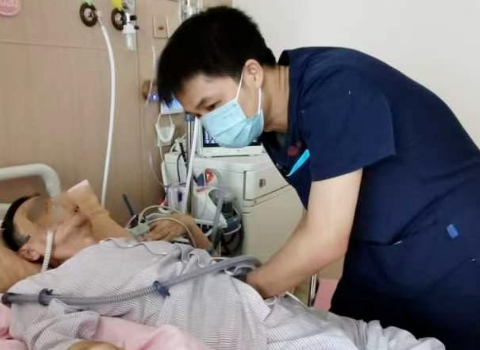 從呼吸困難到放聲歌唱，年近古稀的他用2個(gè)多月實(shí)現(xiàn)了……