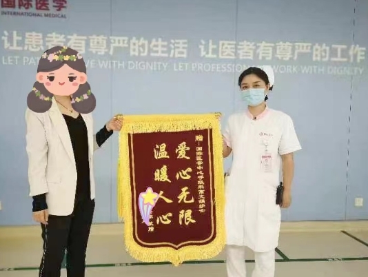 點贊正能量！95后護(hù)士救下走失老人 暖心一扶顯大愛