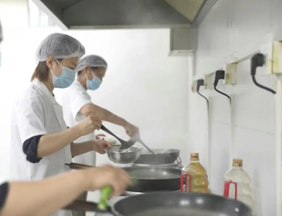 灶火燃起時，醫(yī)院飄出“家的味道”